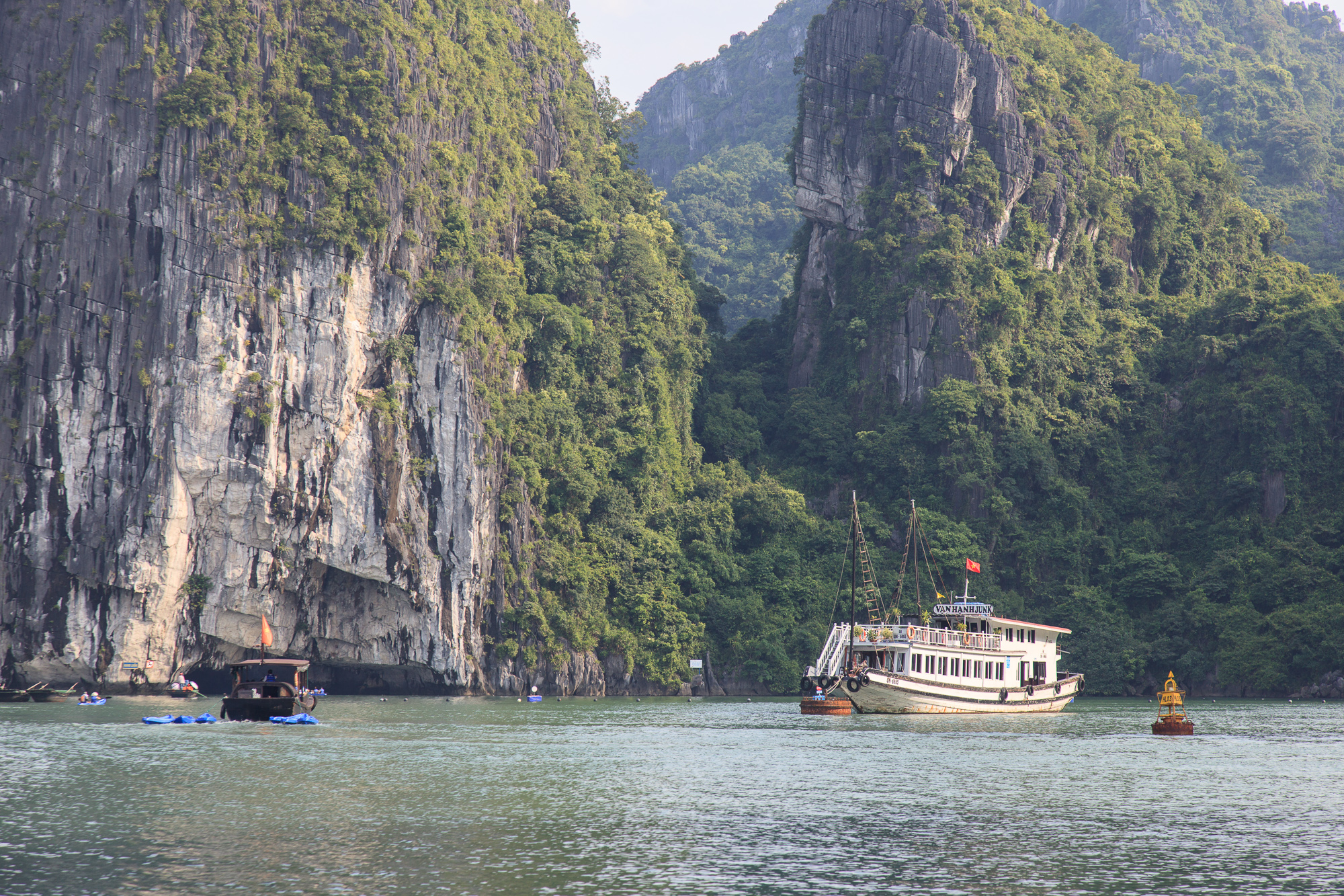 Люди плавают на каяках