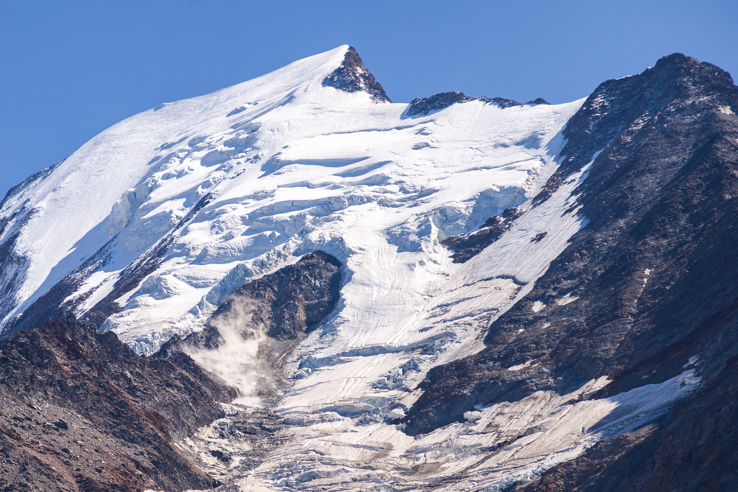 Наверху периодически шуршат небольшие лавины