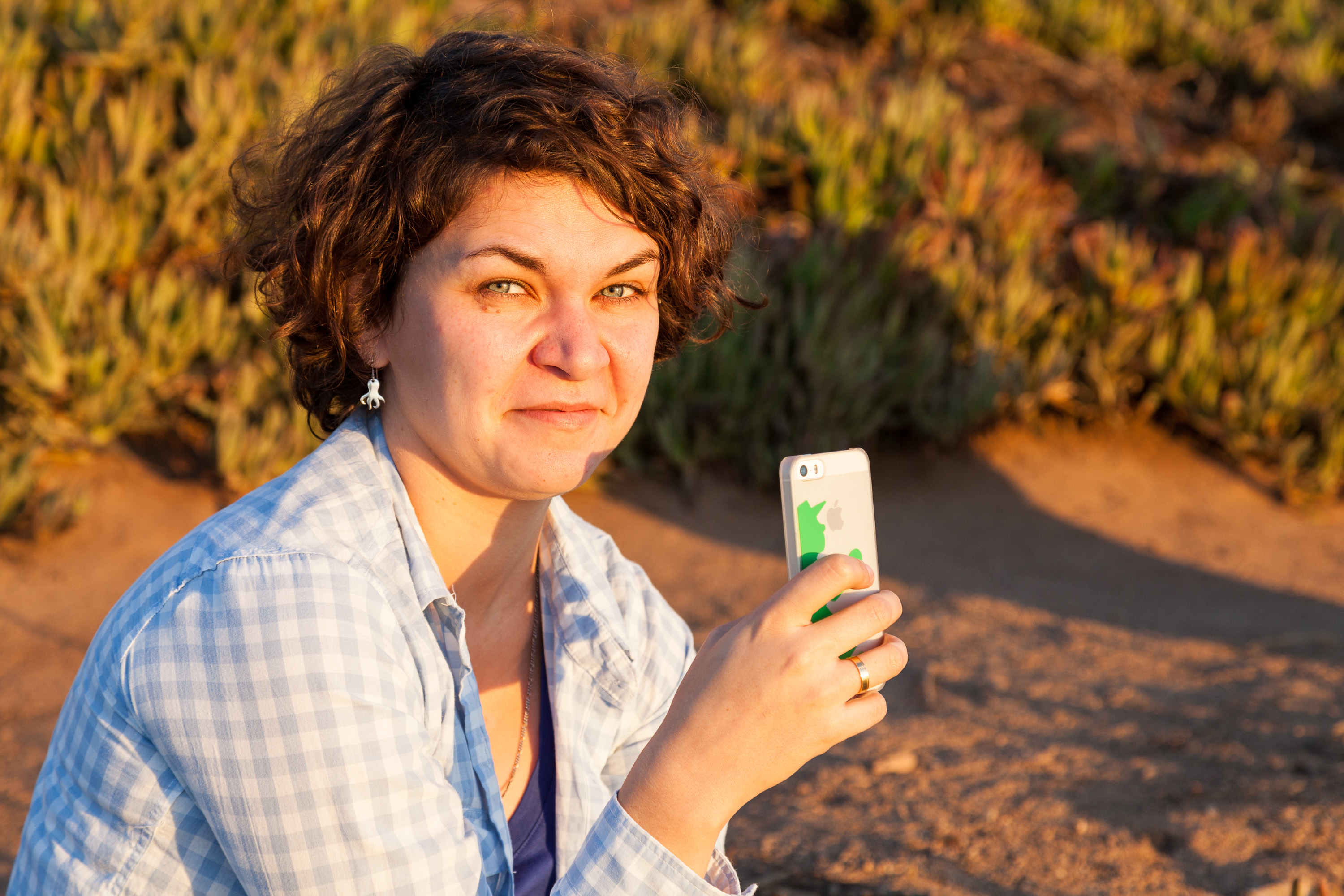 Ю снимает закат на телефон