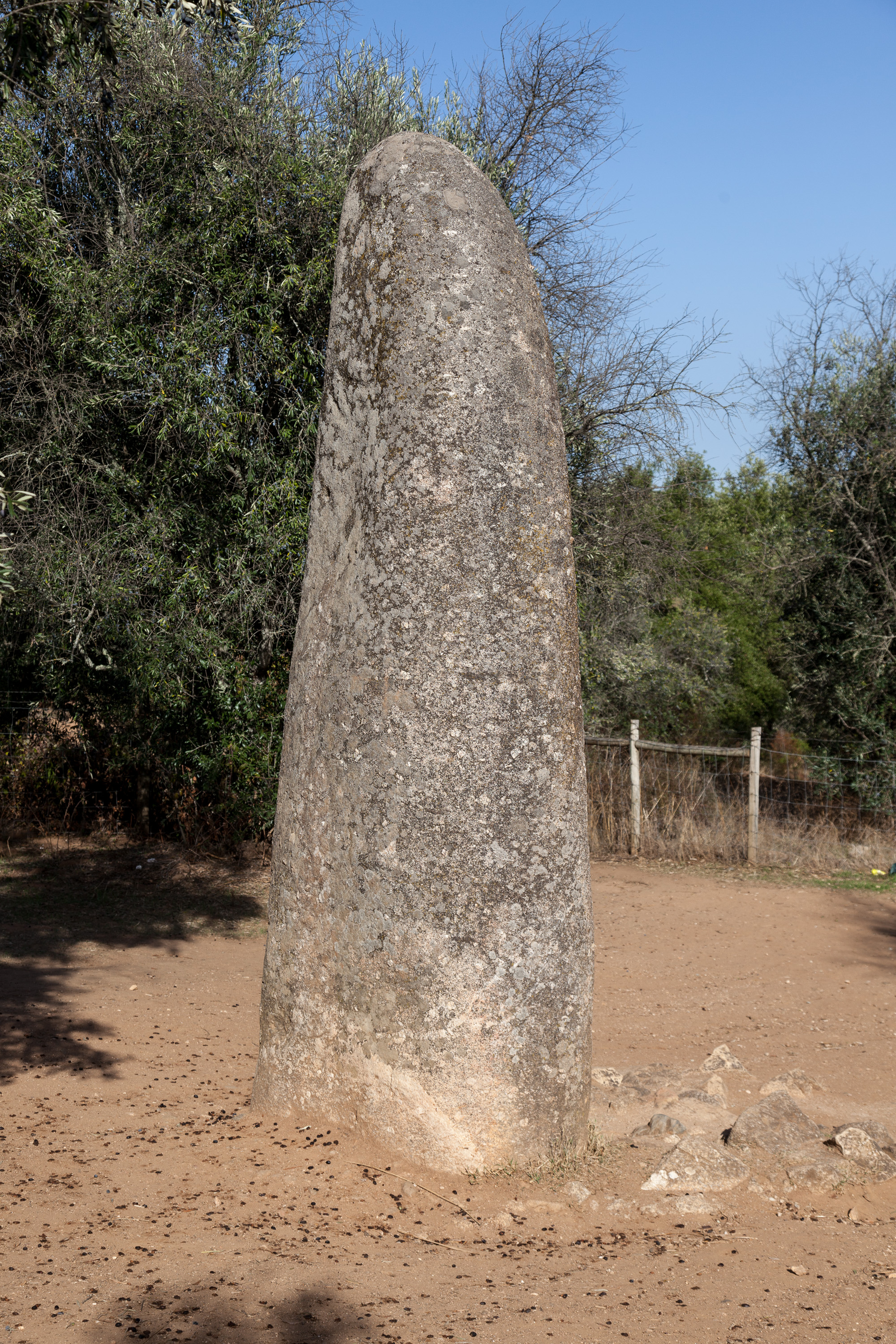 Одиночный четырехметровый менгир Алмендриш