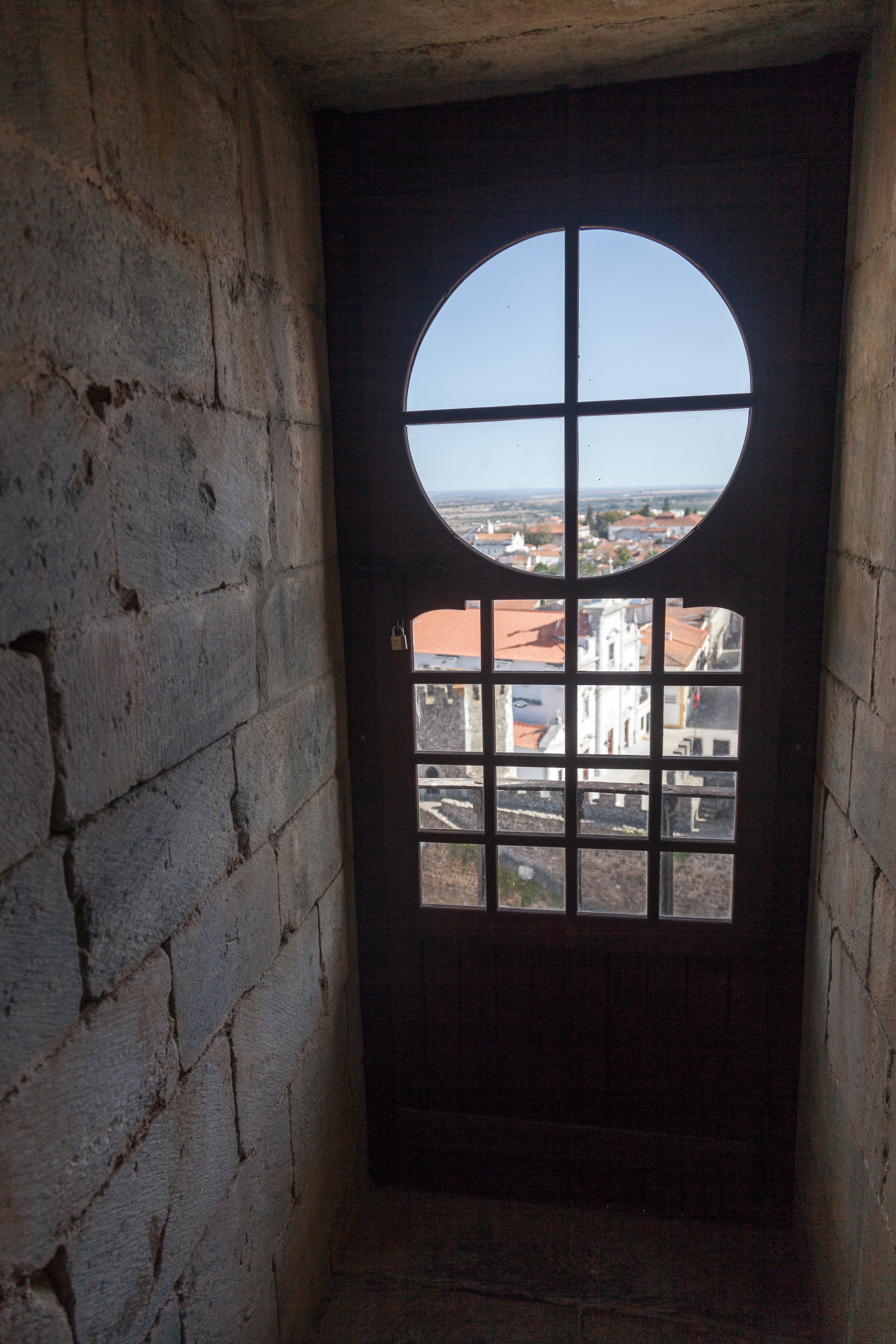 Вид из окна башни замка Бежи