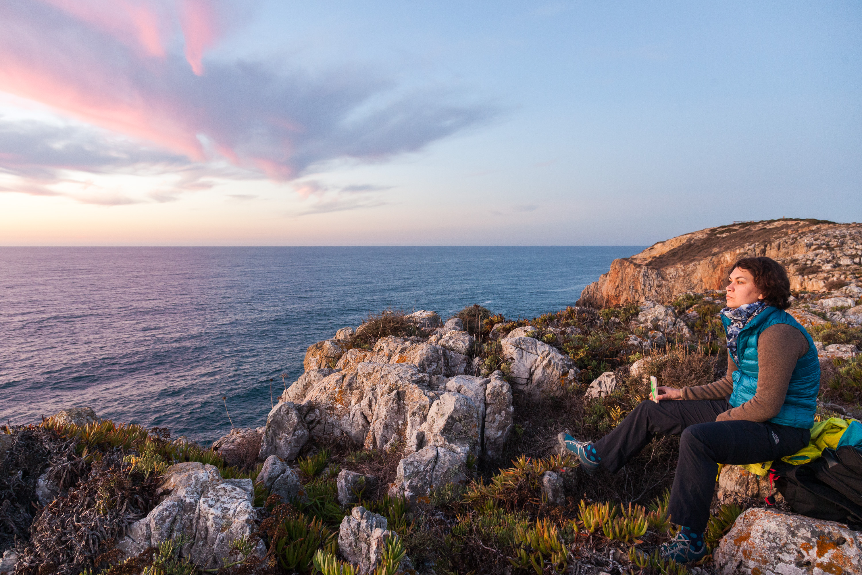 Ю встречает рассвет на мысе Сагреш