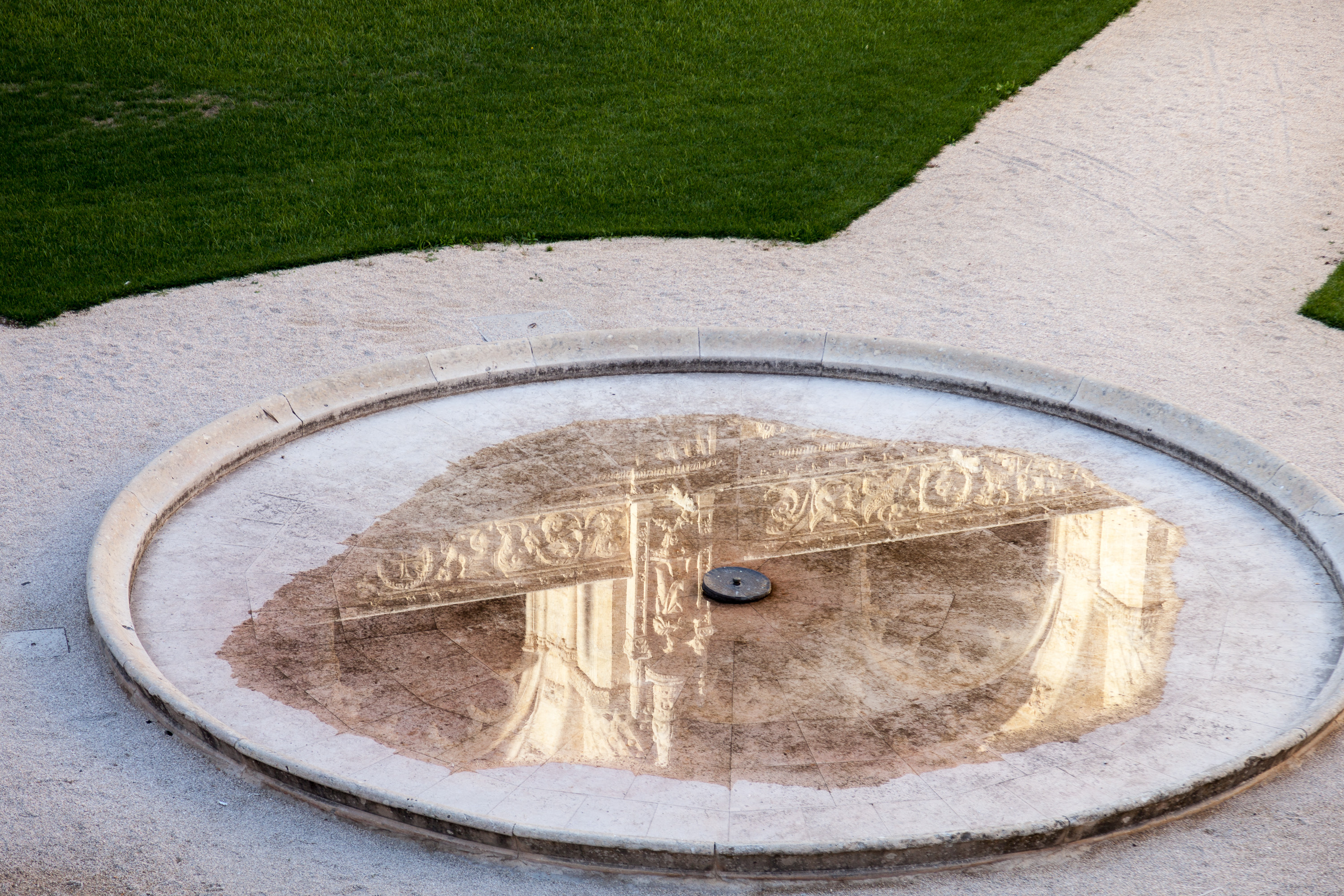 Во внутреннем дворики (кулуатре) монастыря Жеронимуш в Лиссабоне