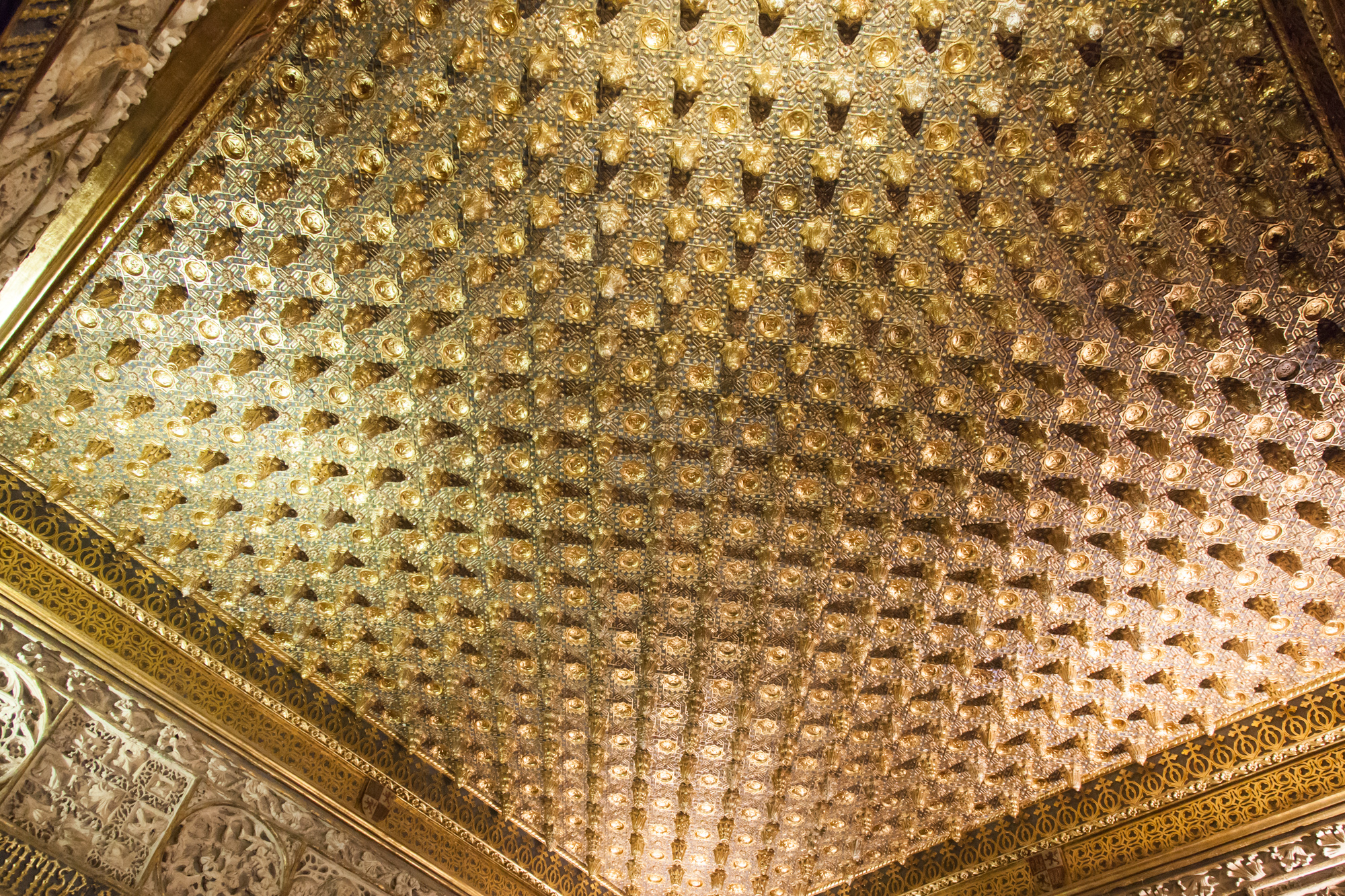 Потолок зала шишек