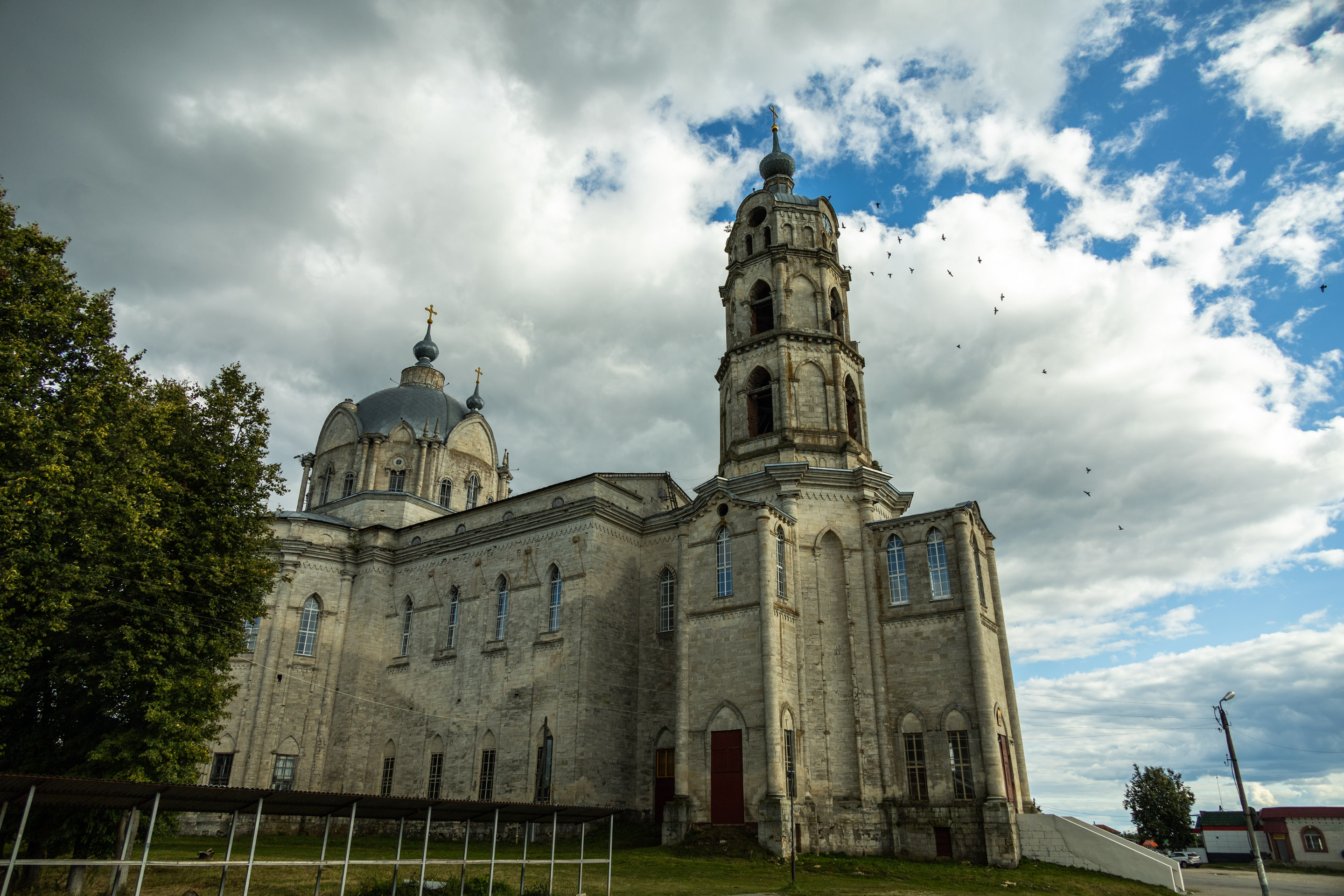 Церковь Троицы Живоначальной, Гусь Железный