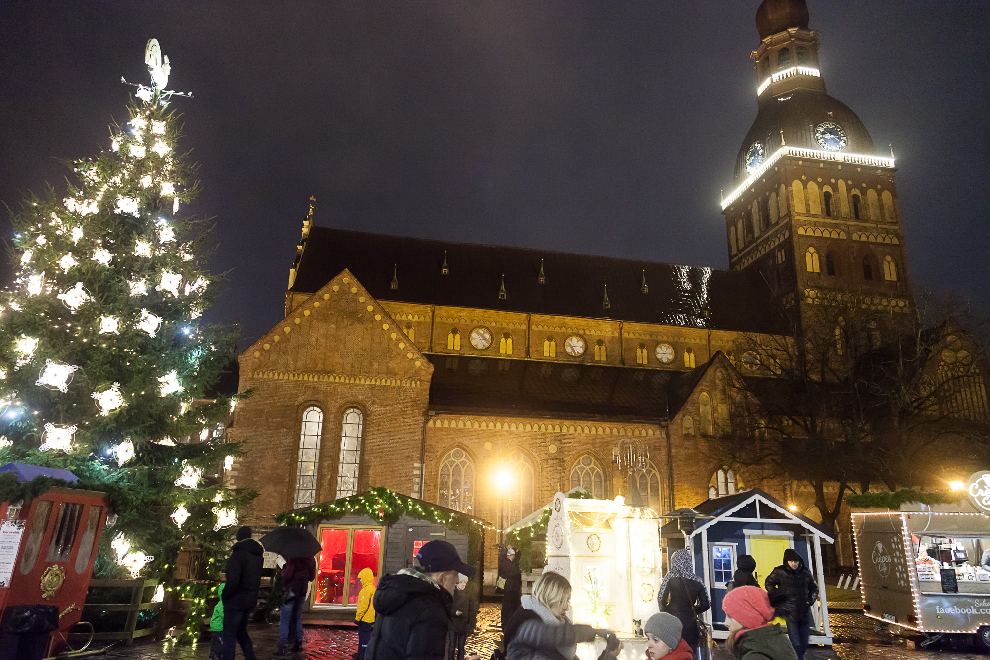 Рождественская ярмарка на площади Домского Собора в Риге