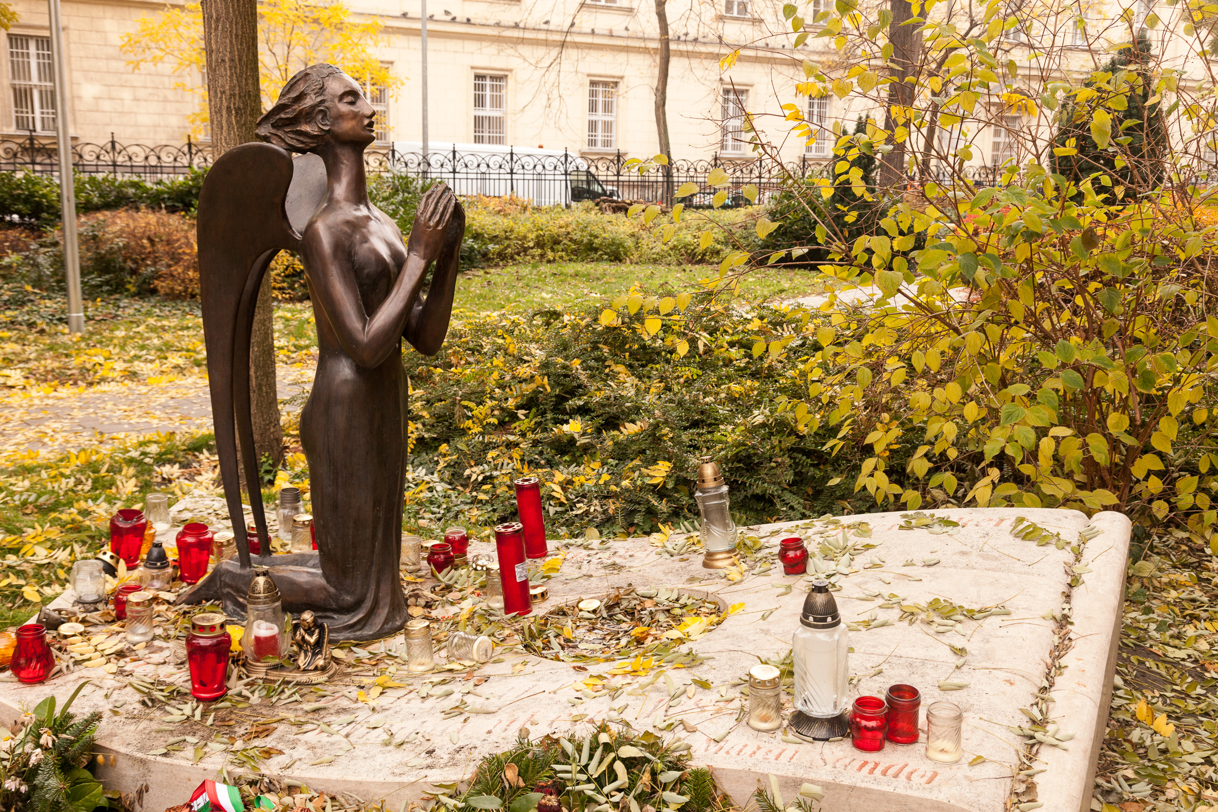Скульптура позади церкви