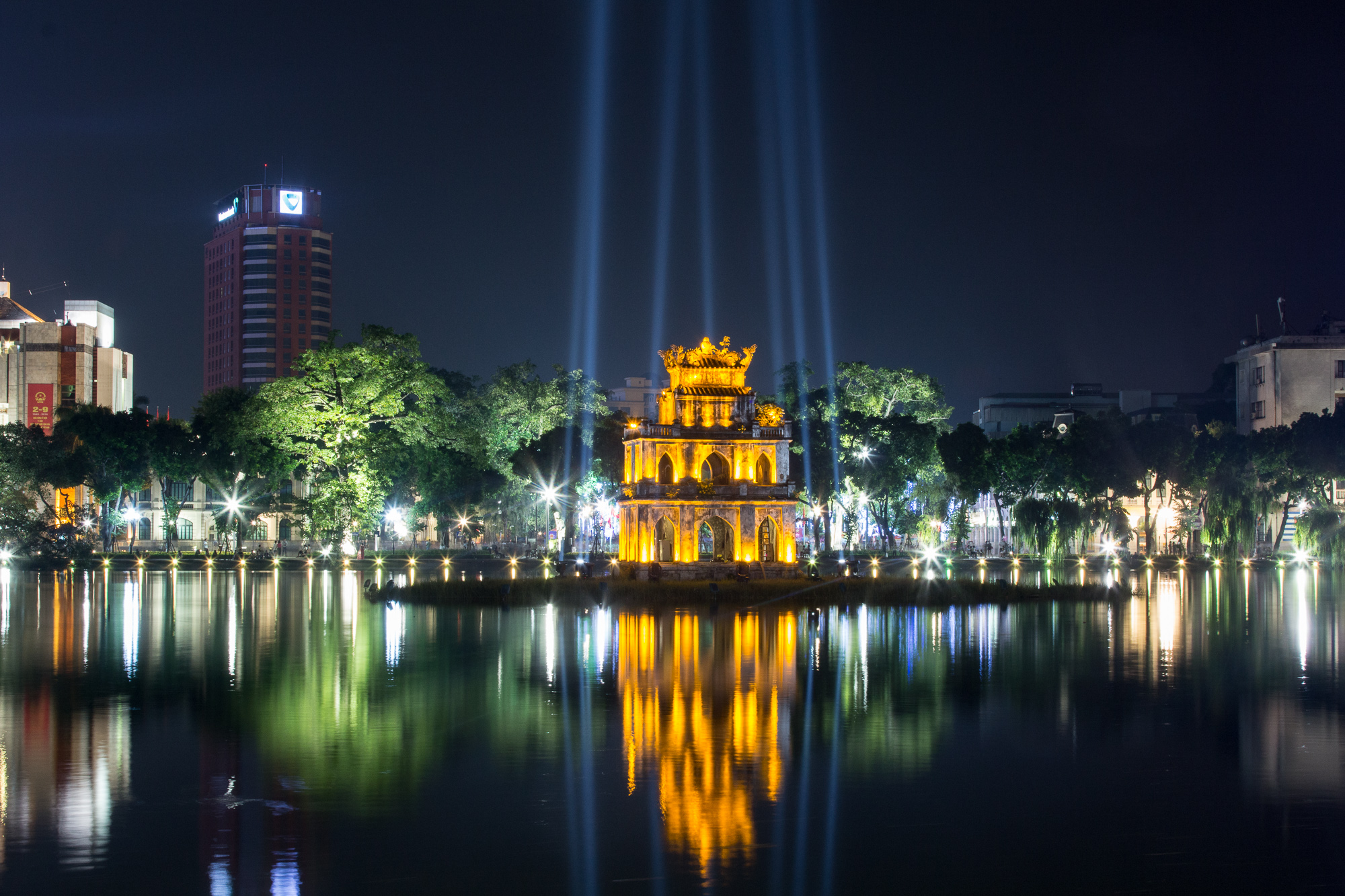 Пагода Черепахи и озеро Возвращенного Меча ночью