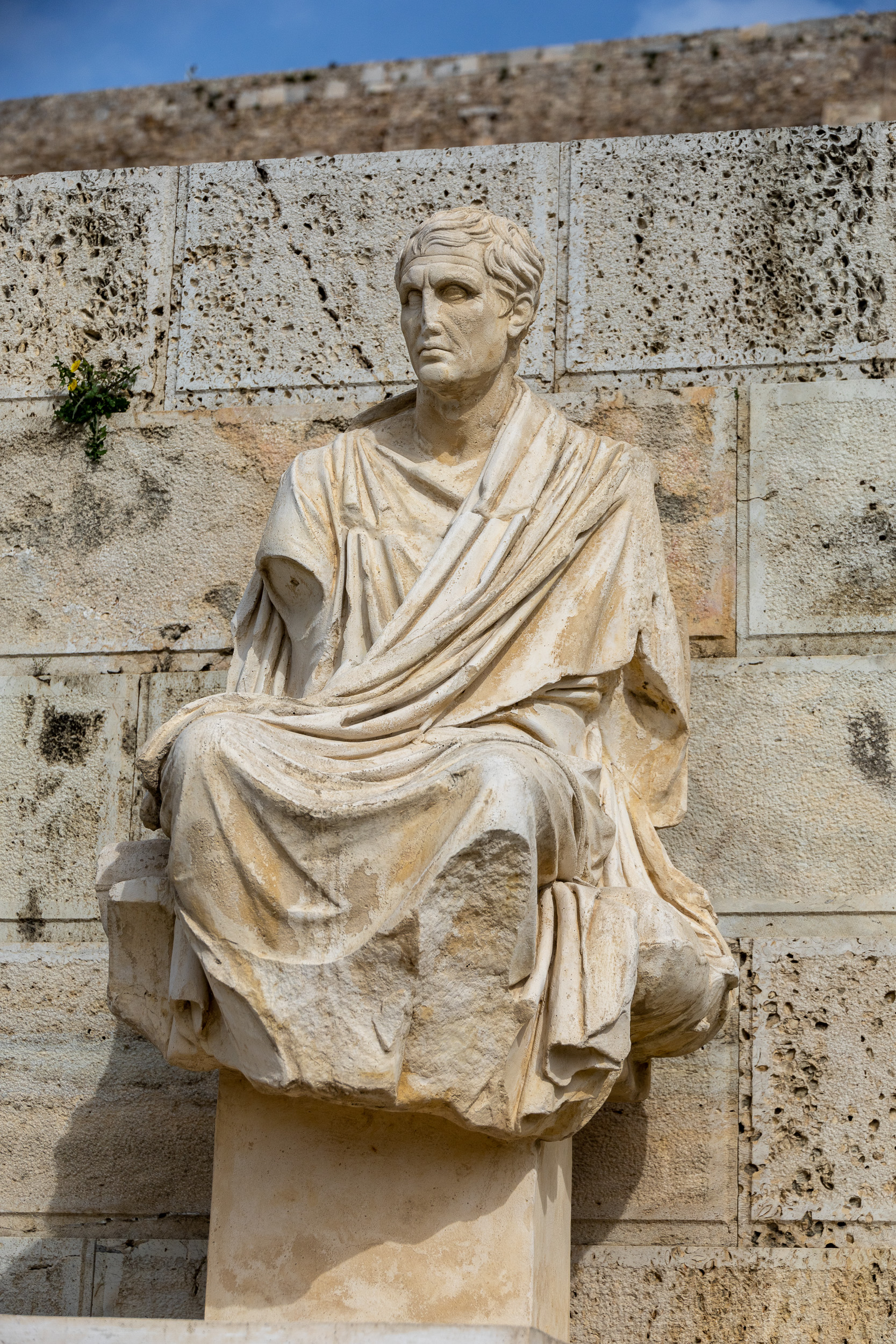 Памятник Менандру