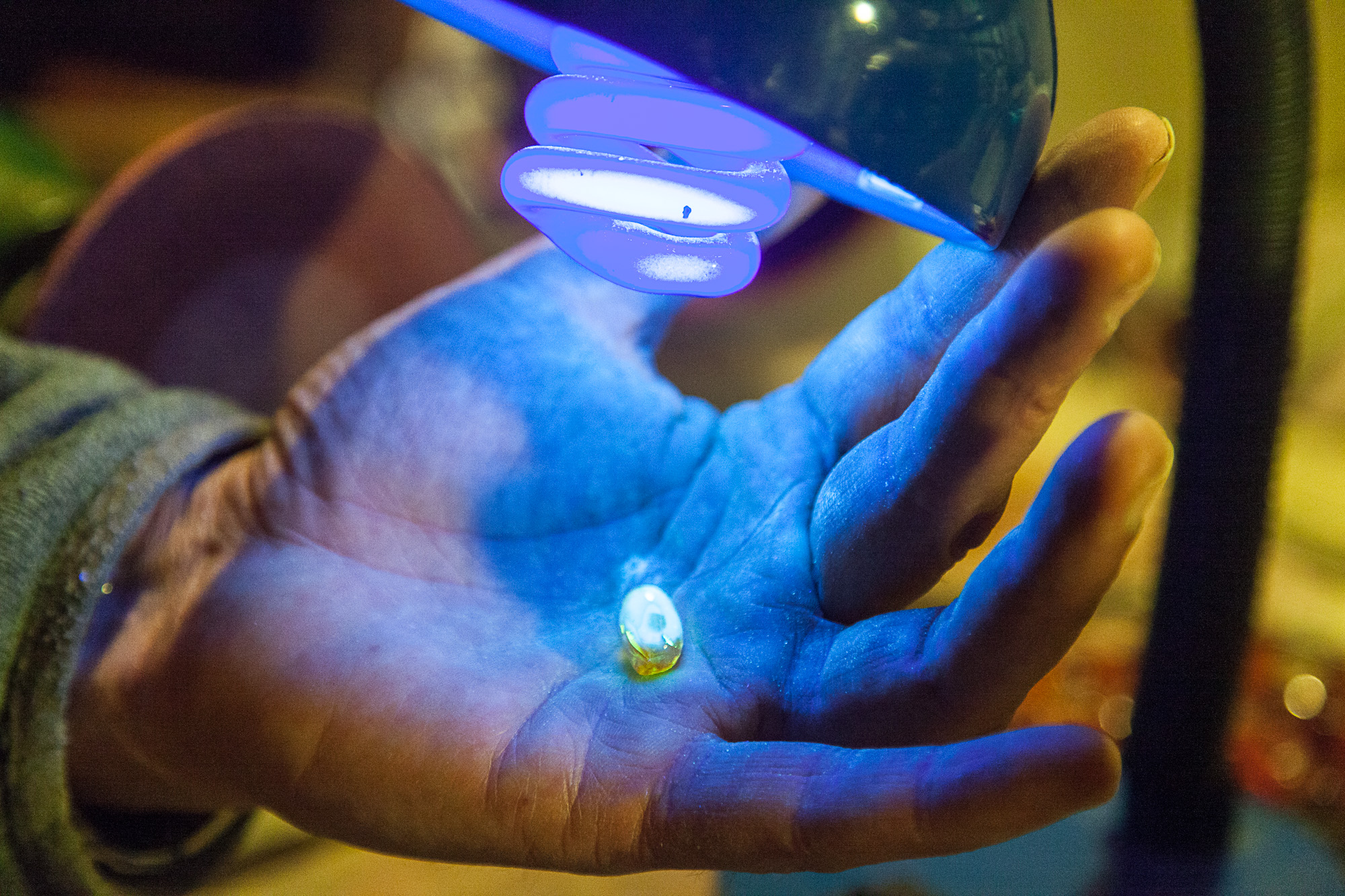 Светится в ультрафиолете