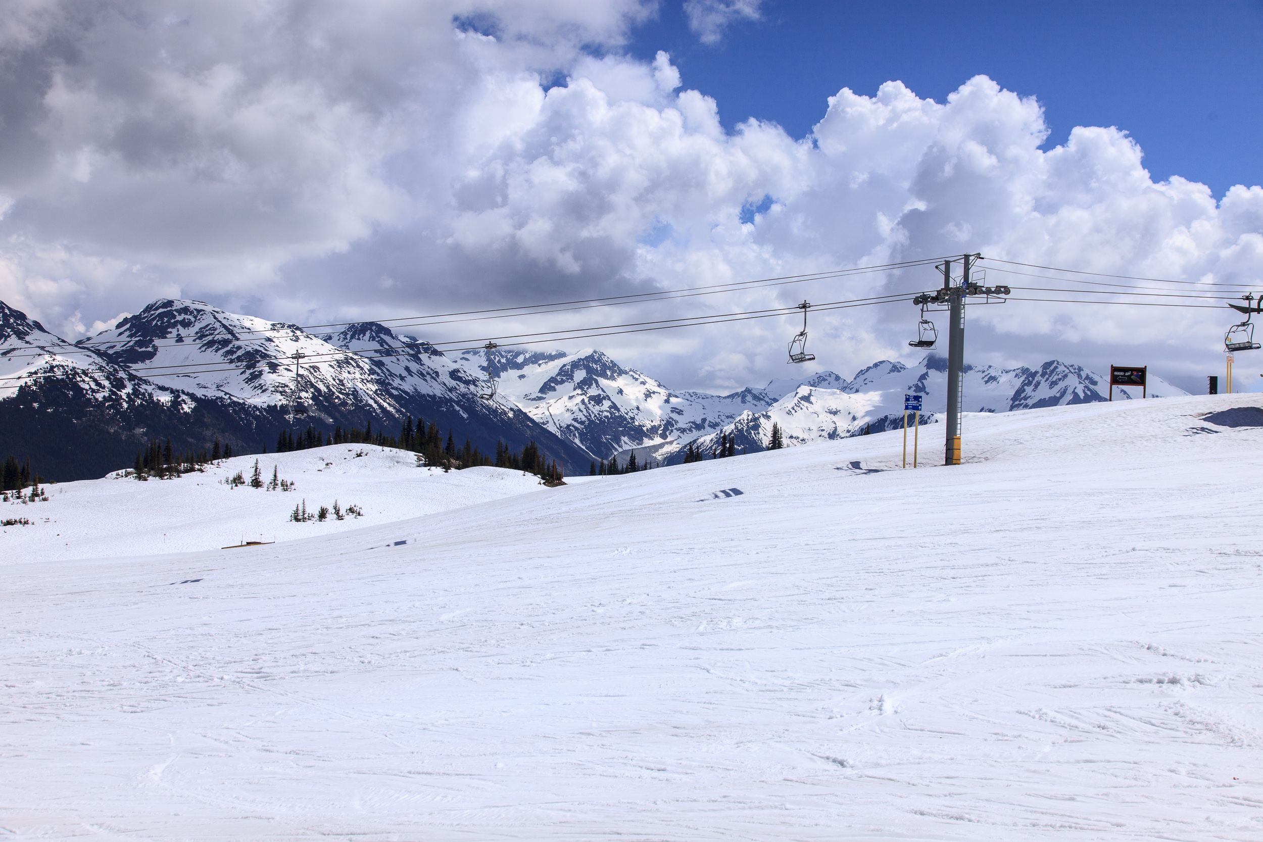 Горнолыжные подъемники. Конец мая,