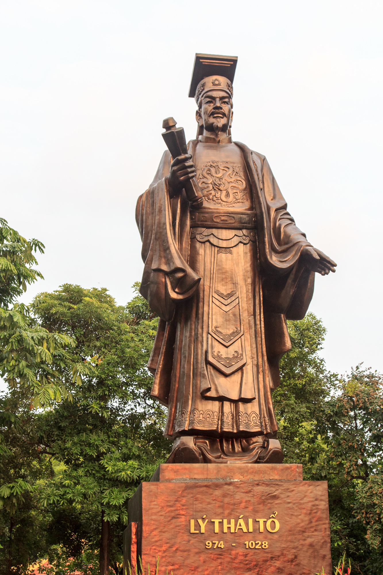 Памятник Ли Тхань Тонгу