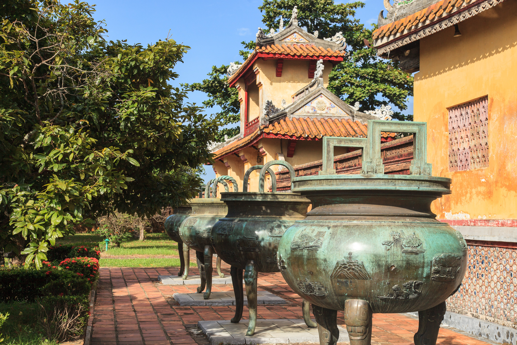 Чаши перед главным храмом