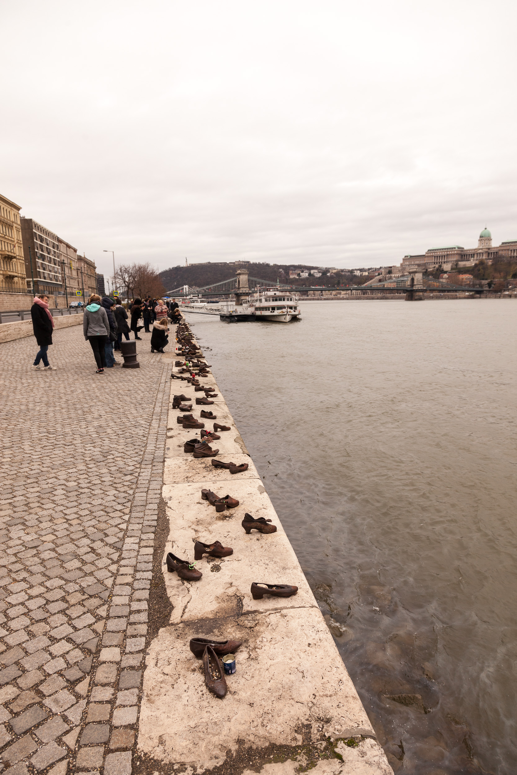 "Обувь на набережной Дуная"