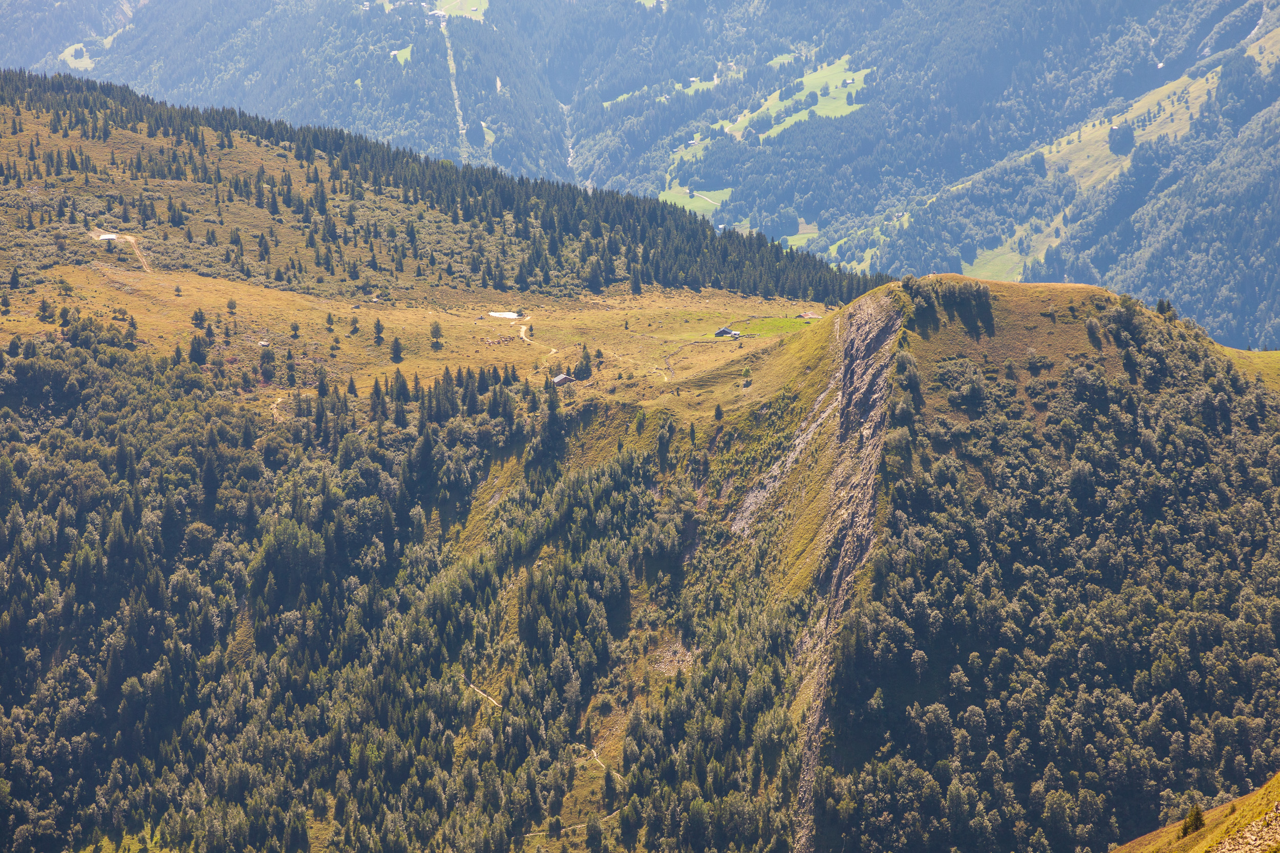 На холме напротив — горный приют Auberge du Truc