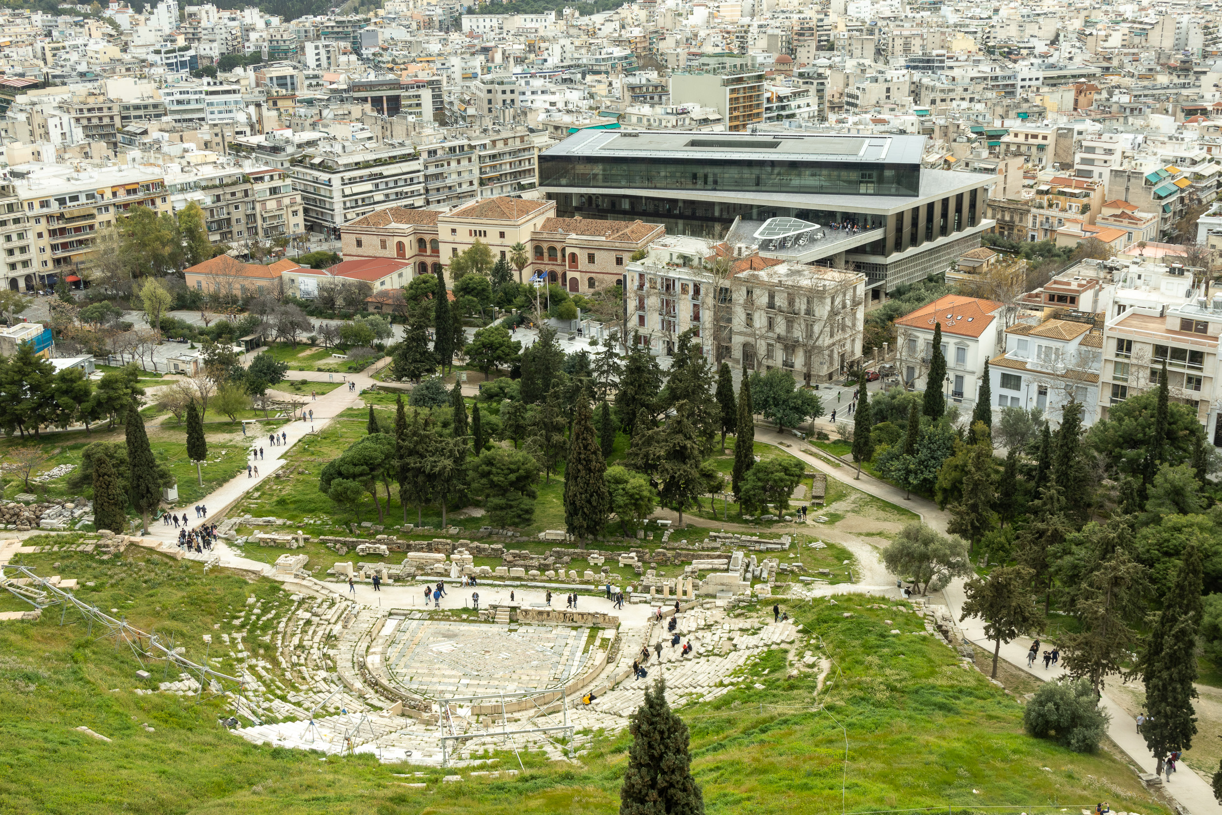 Вид с акрополя на Театр Диониса и музей акрополя