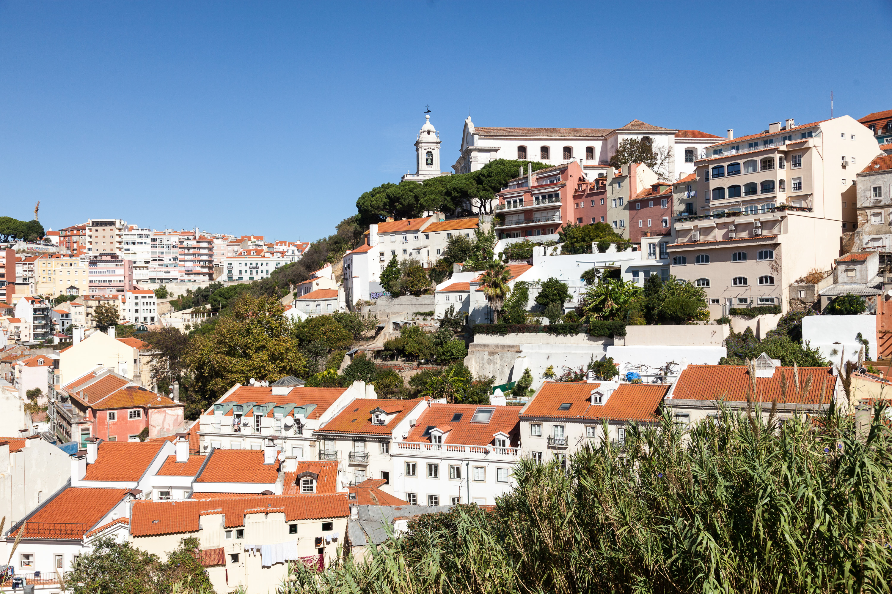 Вид снизу на церковь Graça и её смотровую площадку