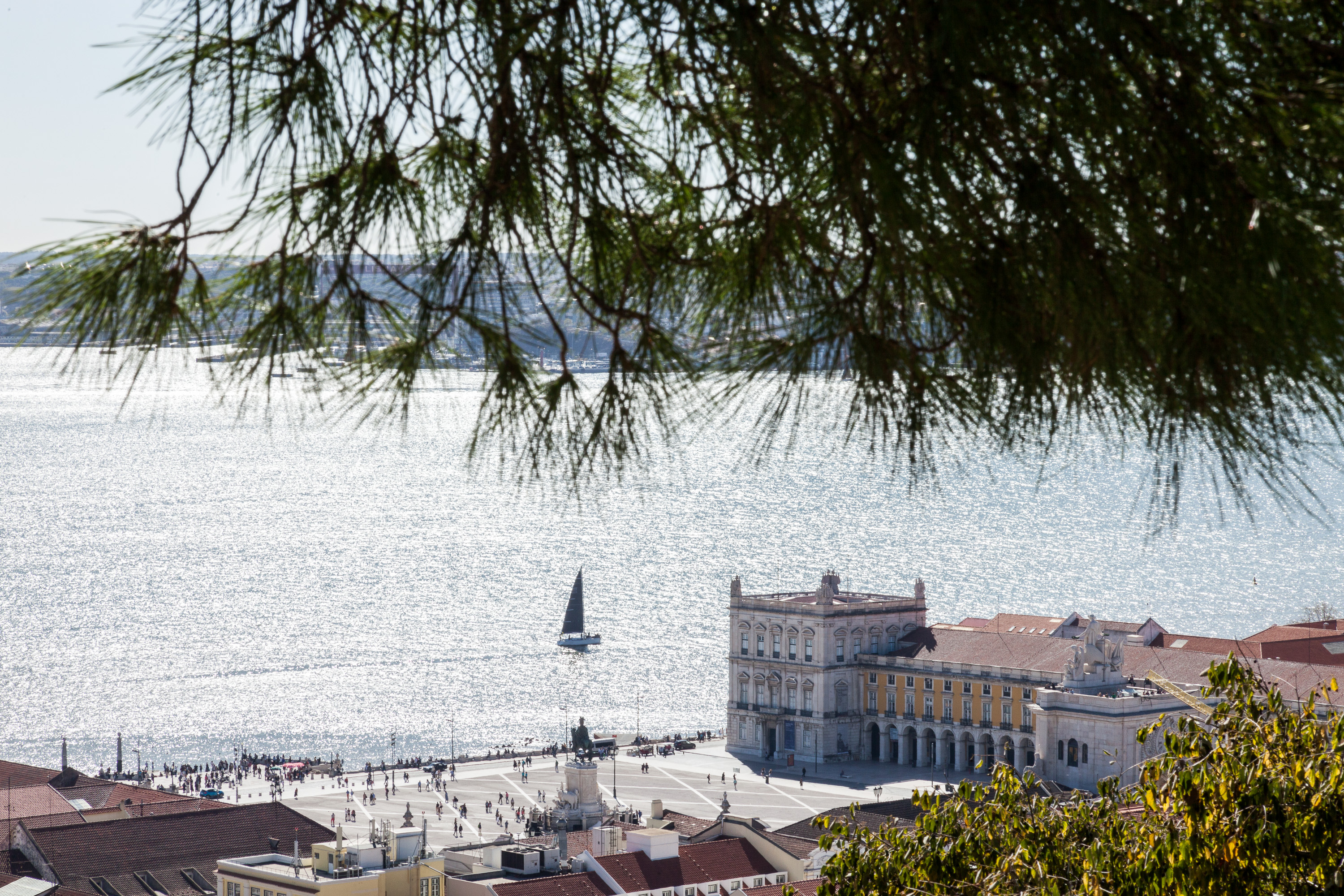 Вид со смотровой площадки замка Святого Георгия