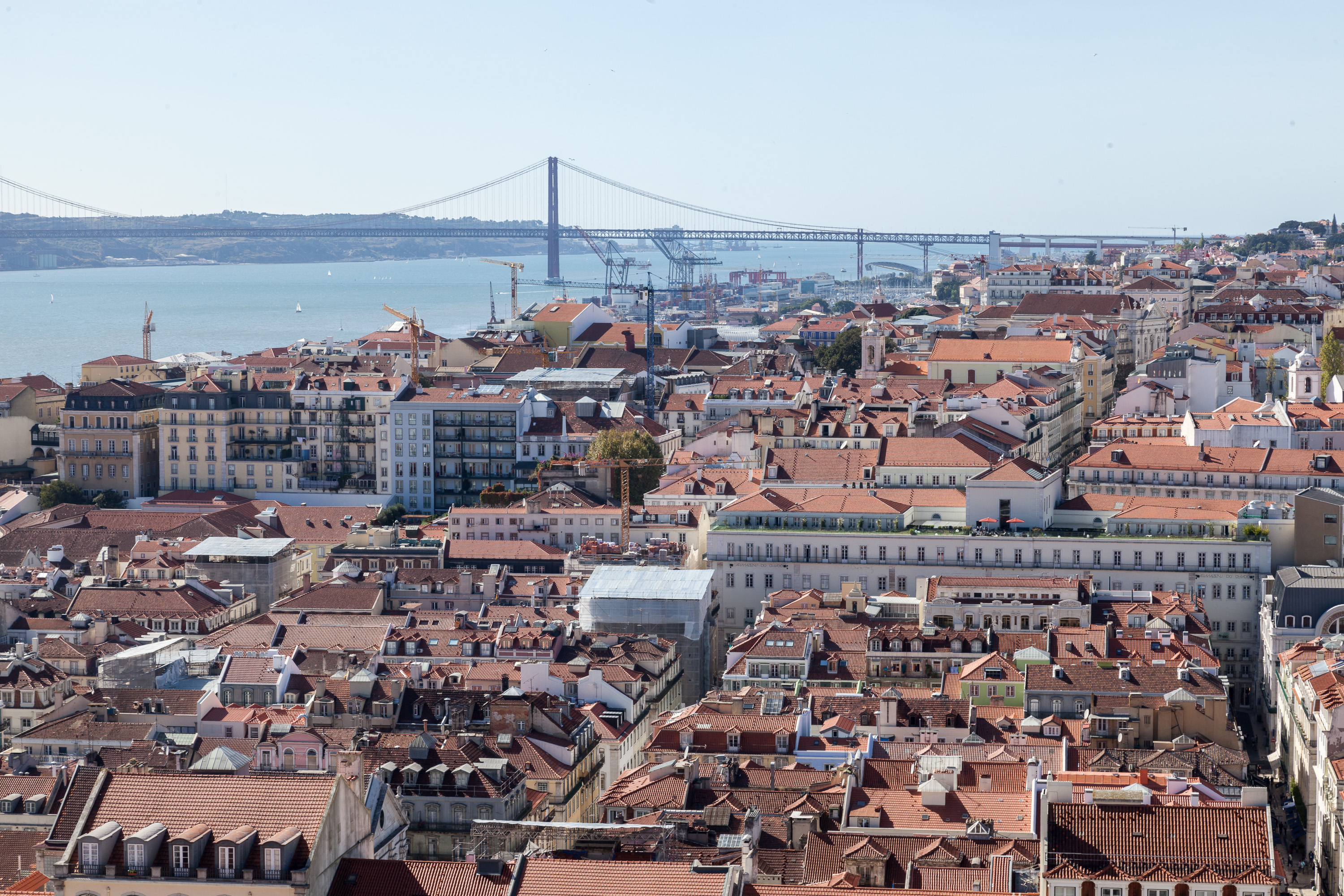 Вид со смотровой площадки замка Святого Георгия