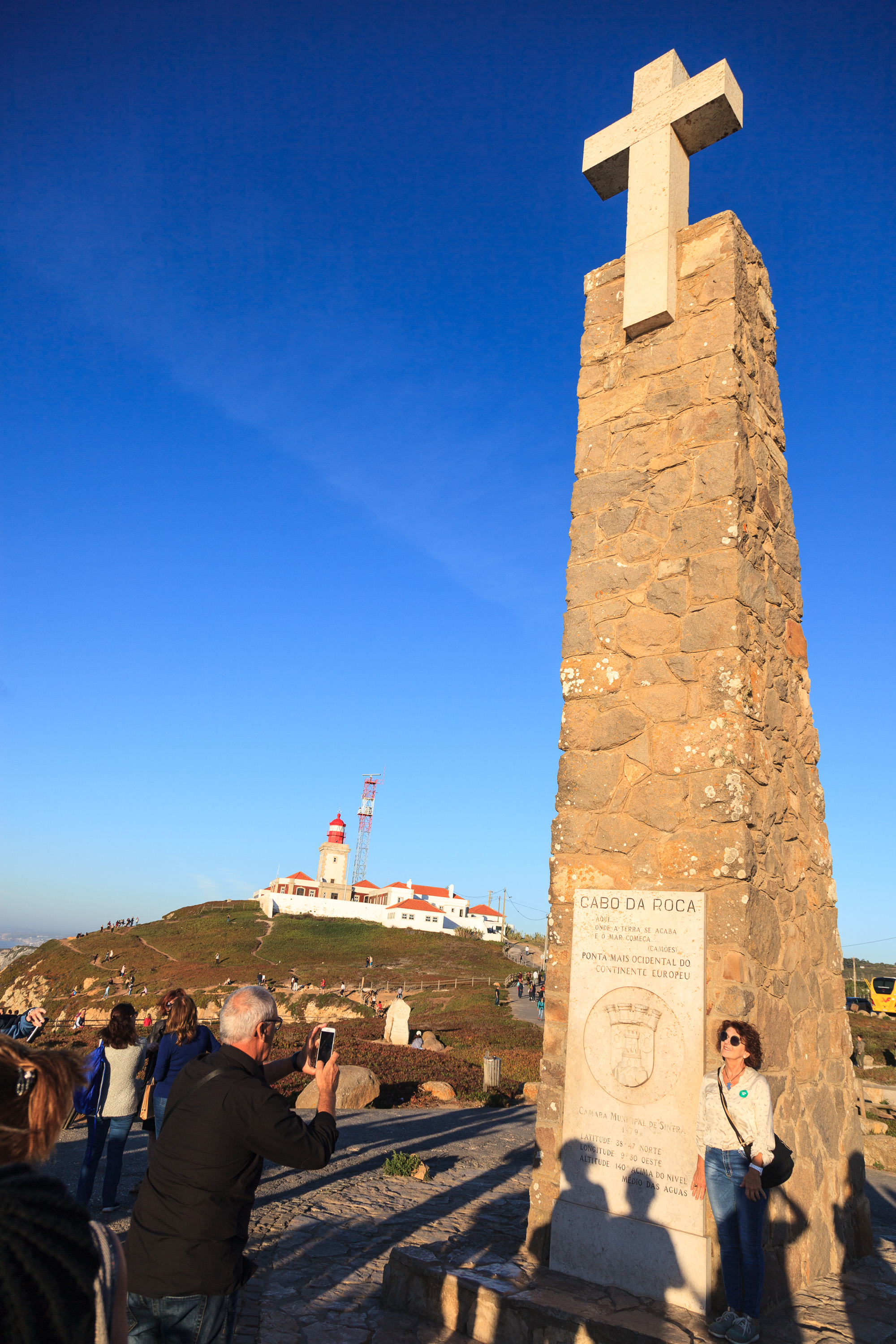 Памятная стелла на мысе рока