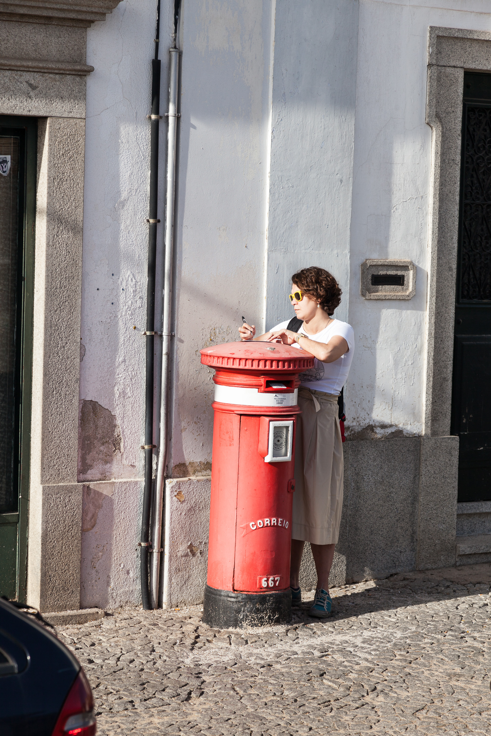 Ю подписывает открытки