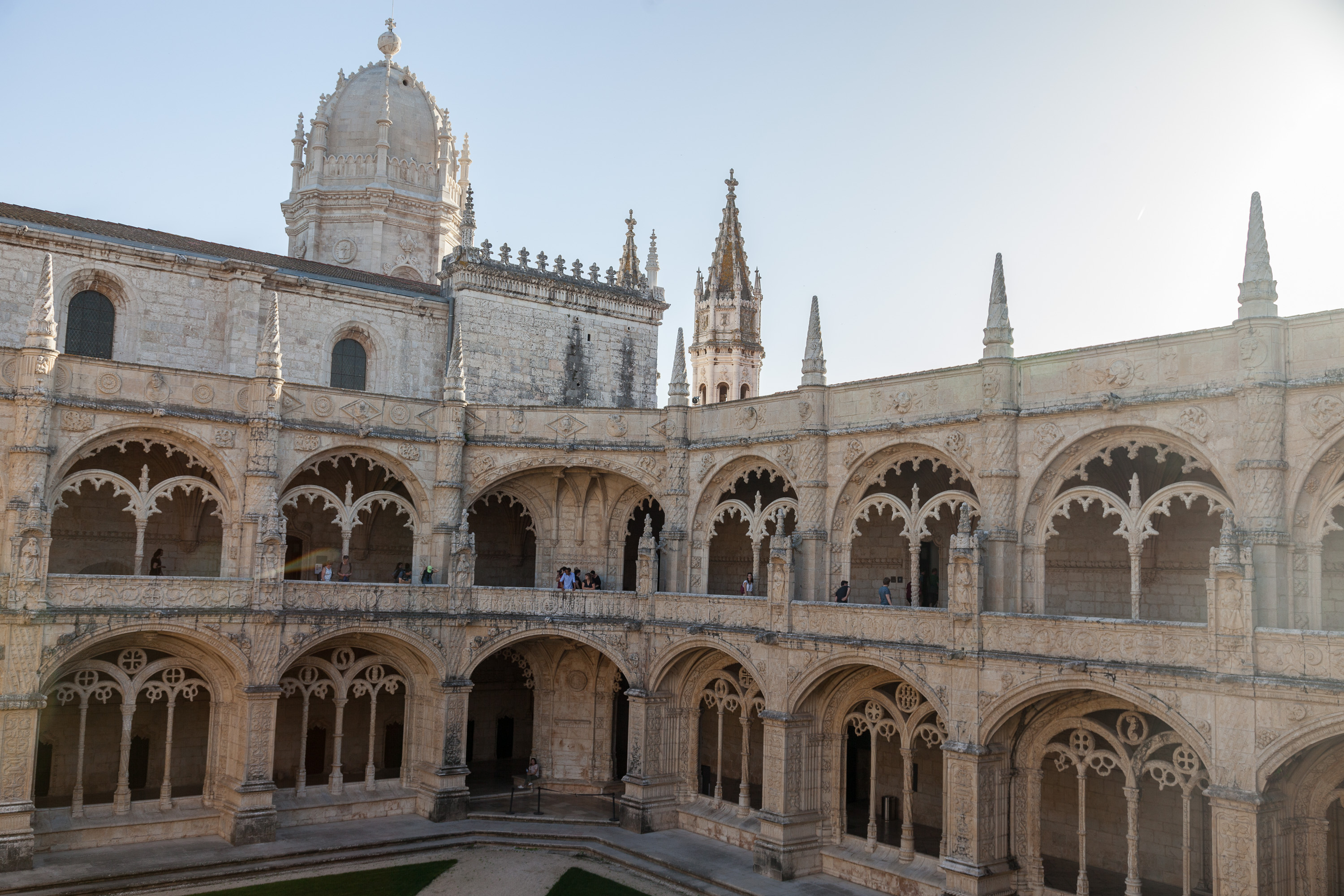 Внутренний дворик монастыря Жеронимуш в Лиссабоне