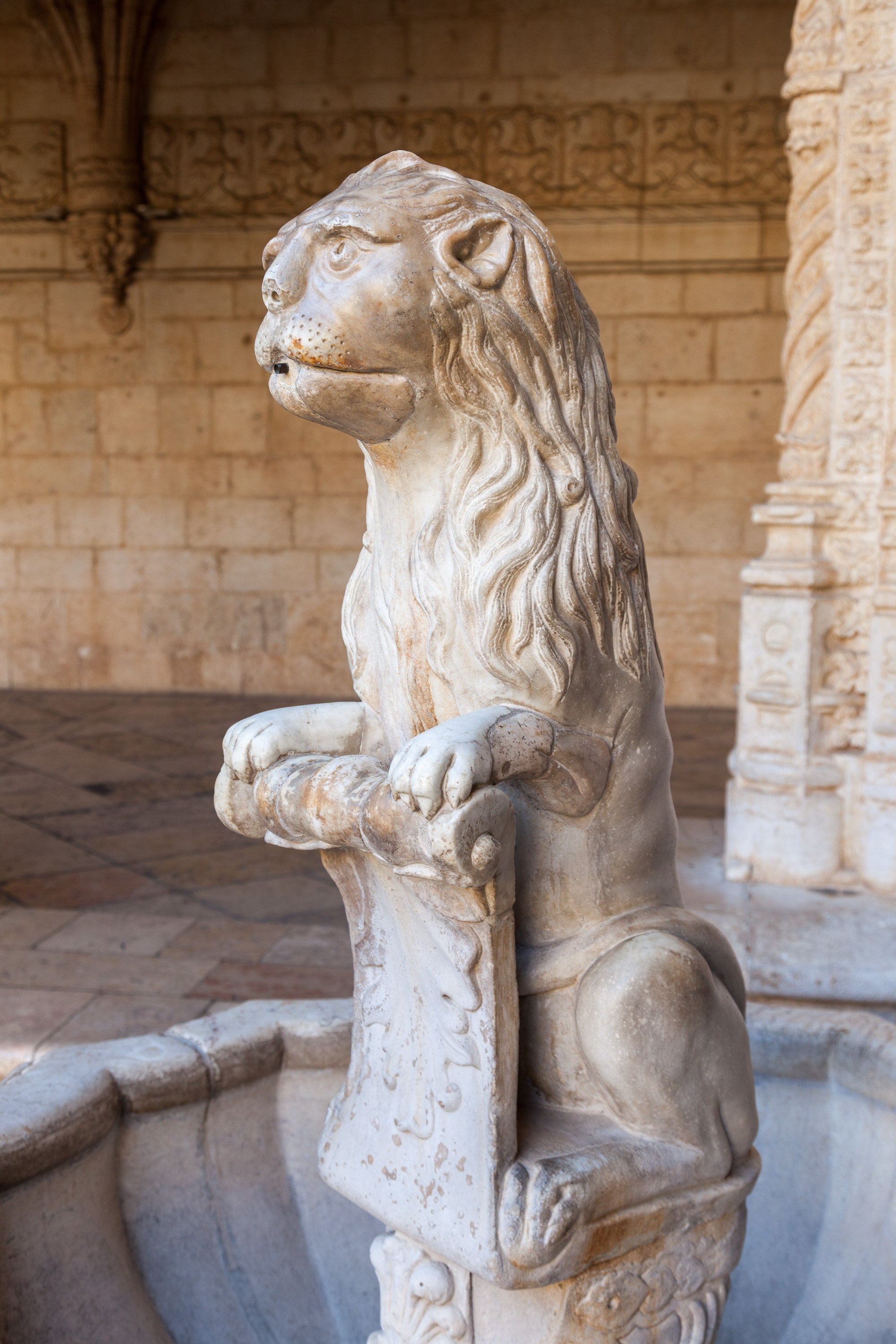 Во внутреннем дворике монастыря Жеронимуш в Лиссабоне