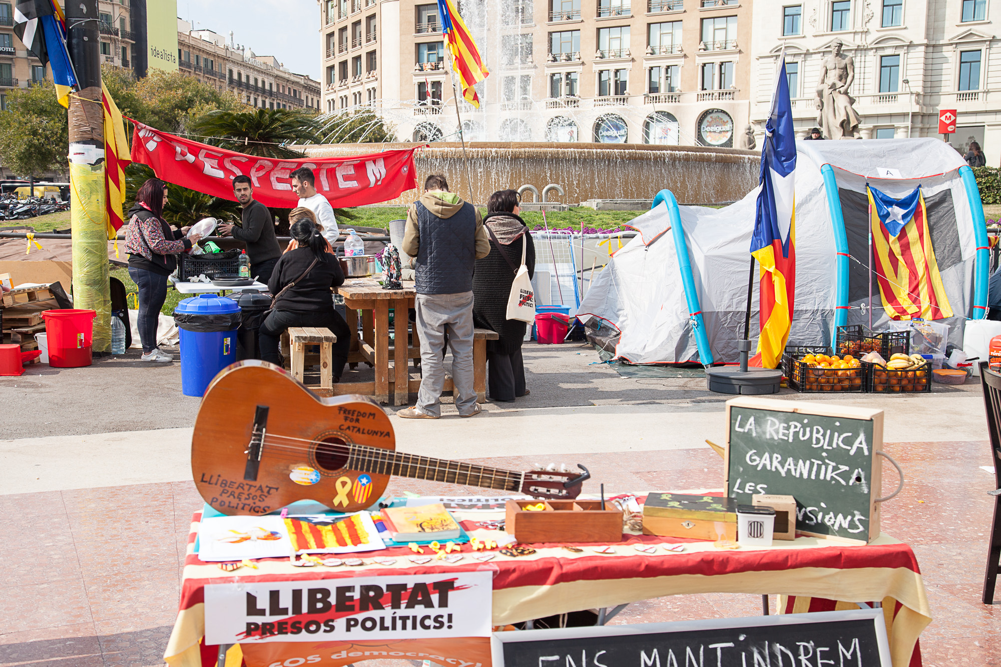 Палаточный лагерь сепаратистов на площади Каталонии