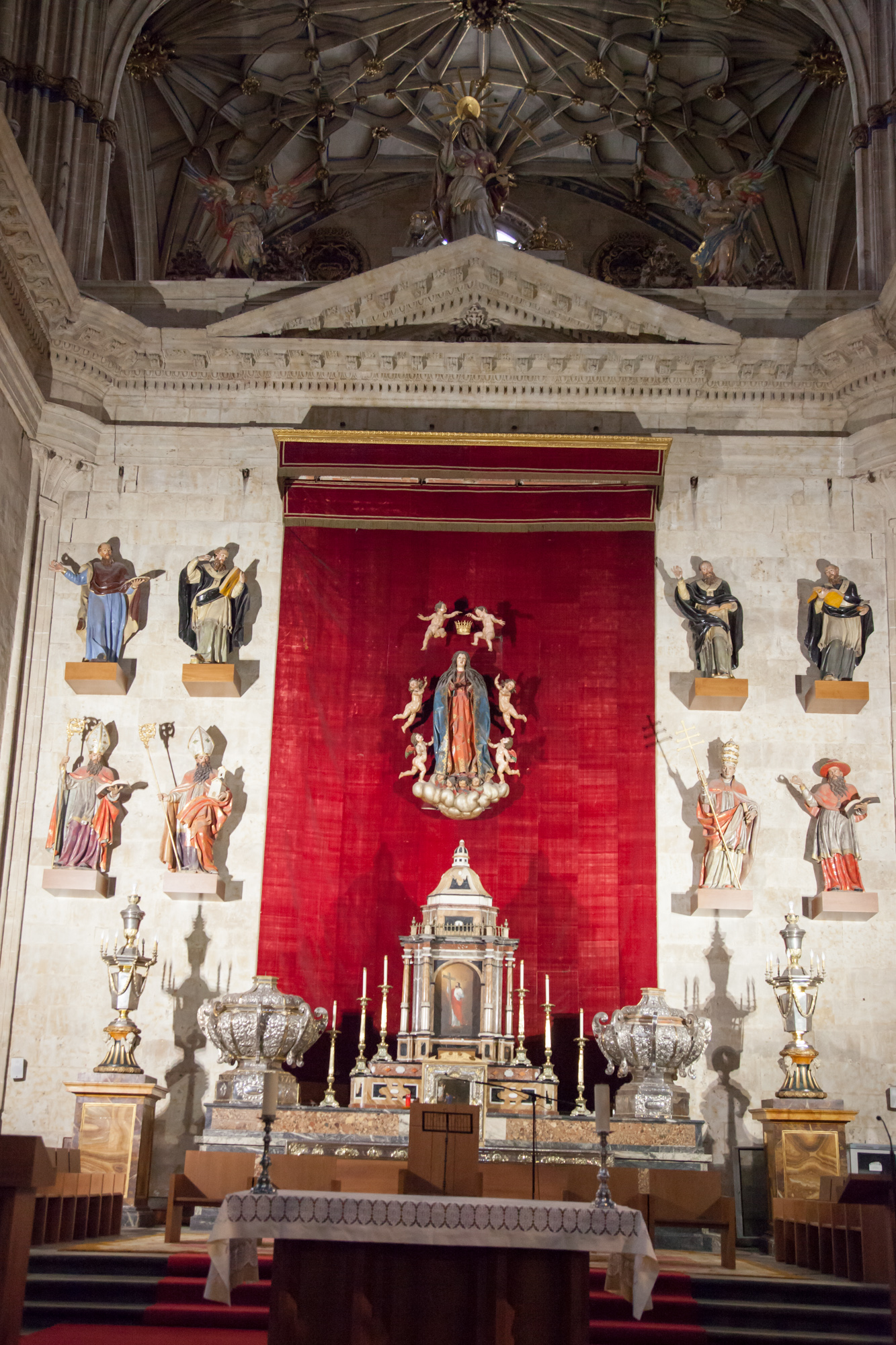 Скульптуры на алтаре