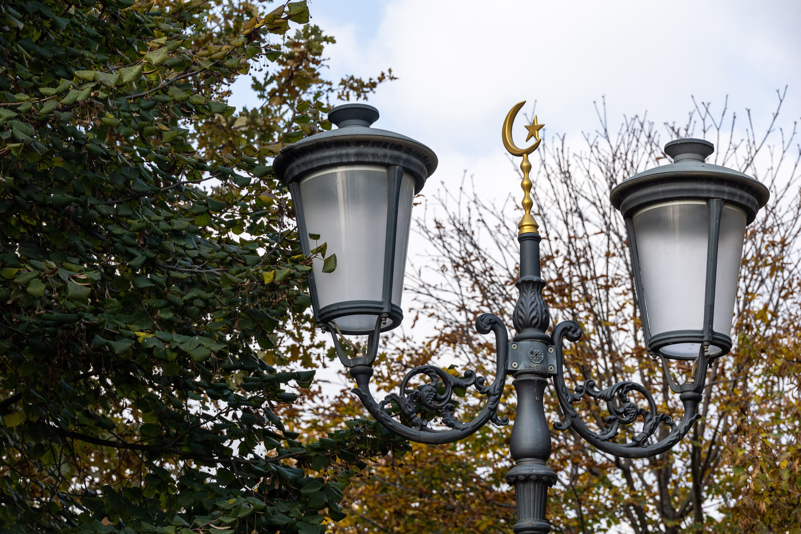 Фонари в парке вокруг мечети
