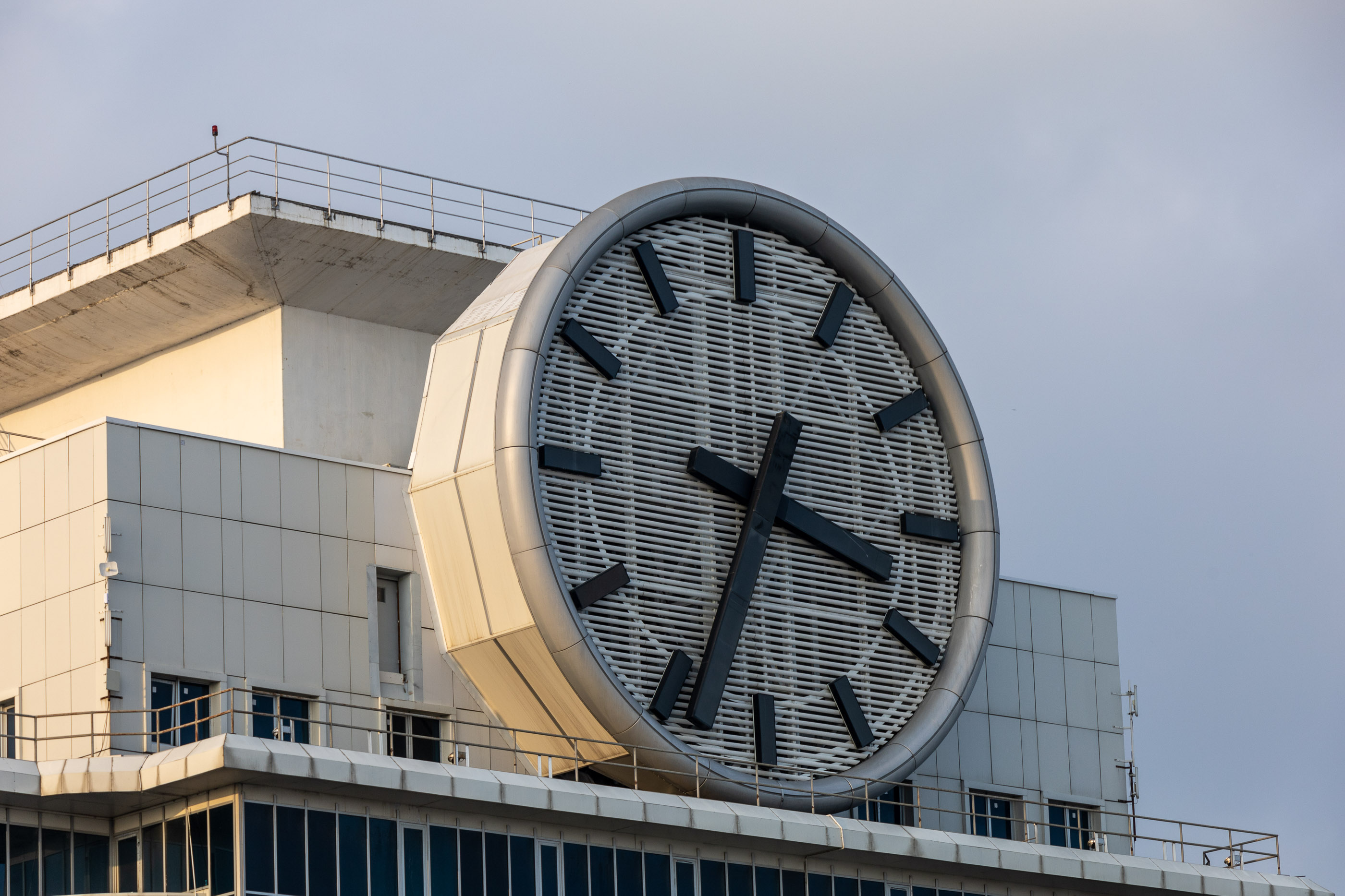 Часы на вершине одной из башен Грозный-Сити