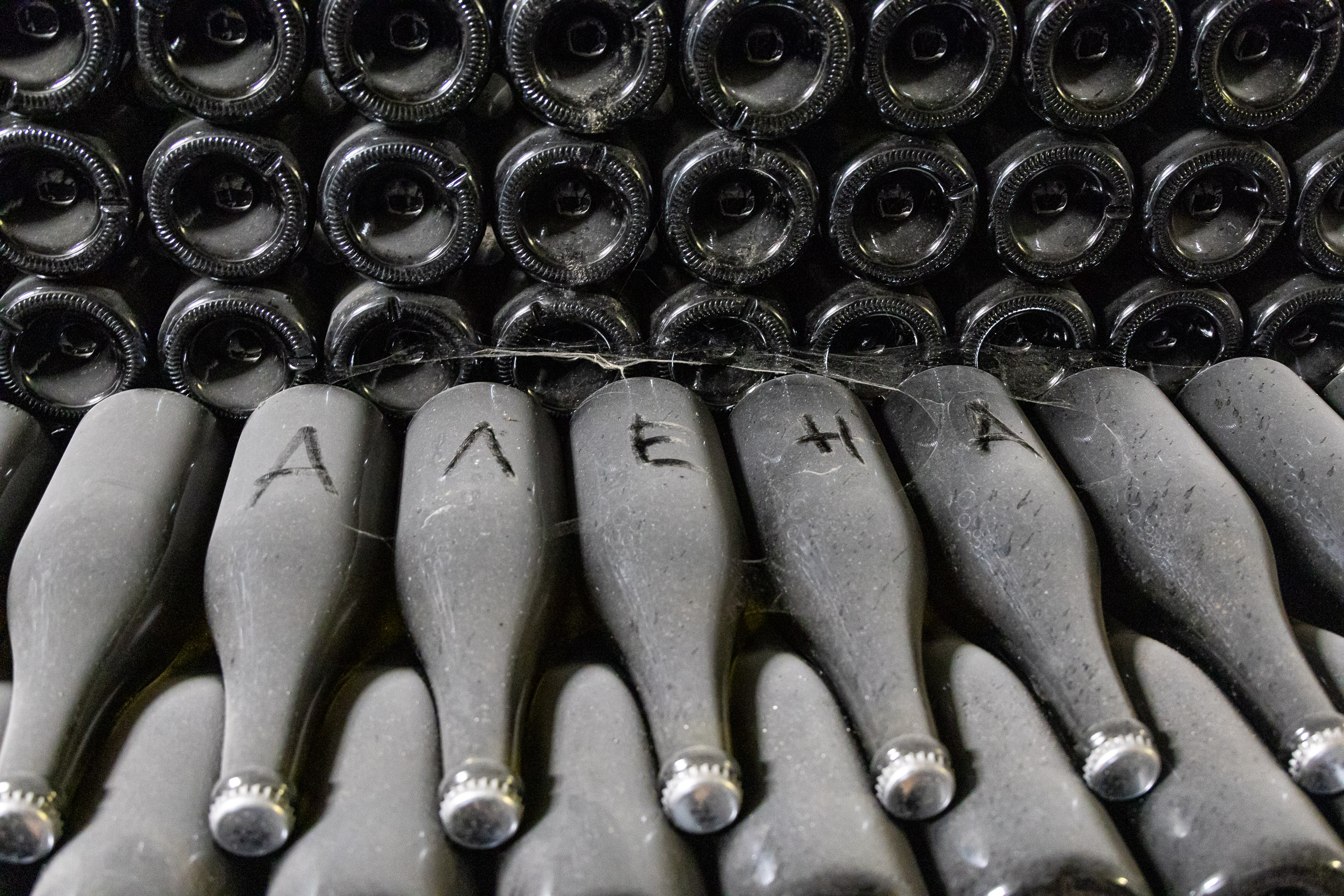 Некая Алена испортила 5 бутылок игристого