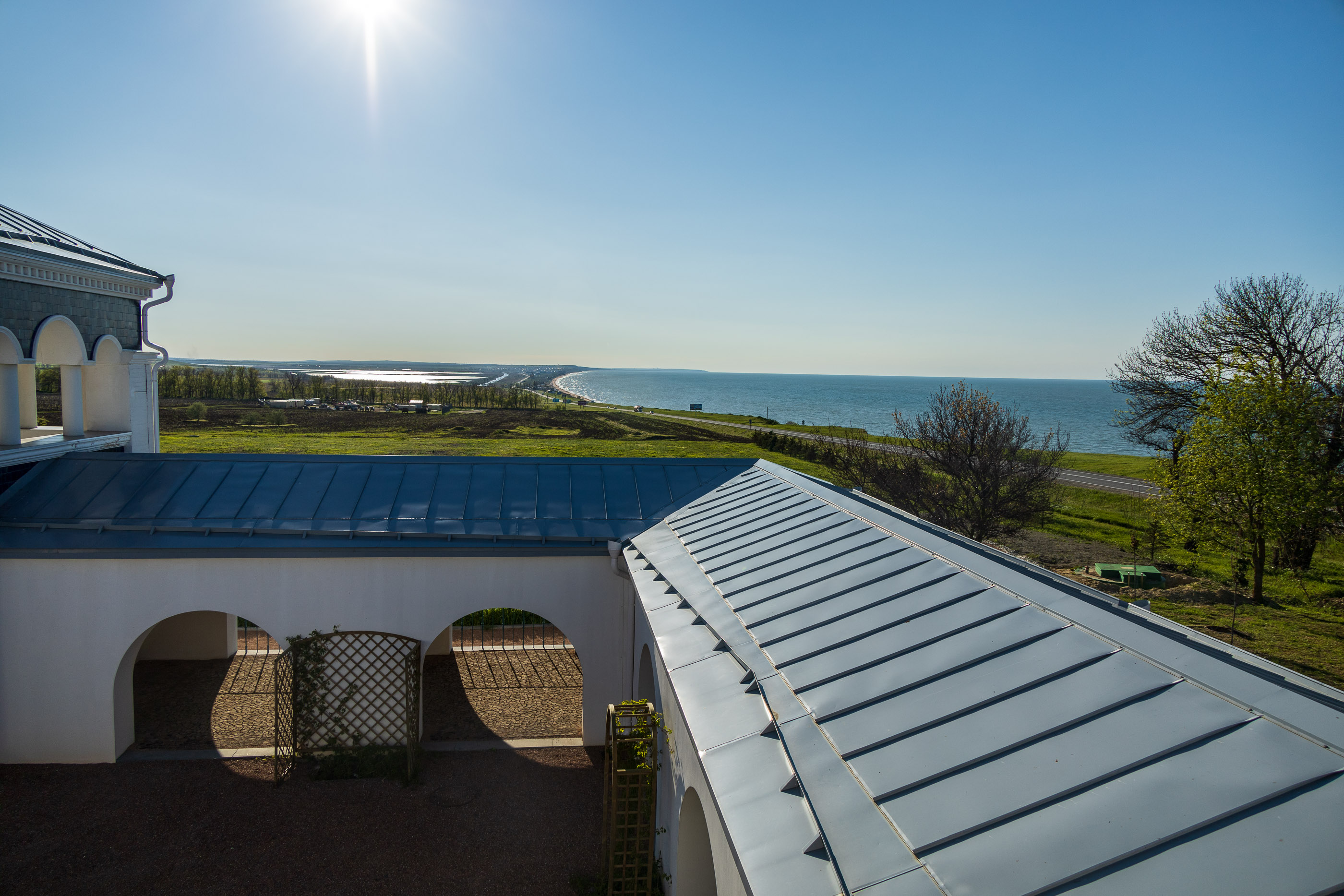 Виды на Азовское море с крыши Усадьбы Голубицкого