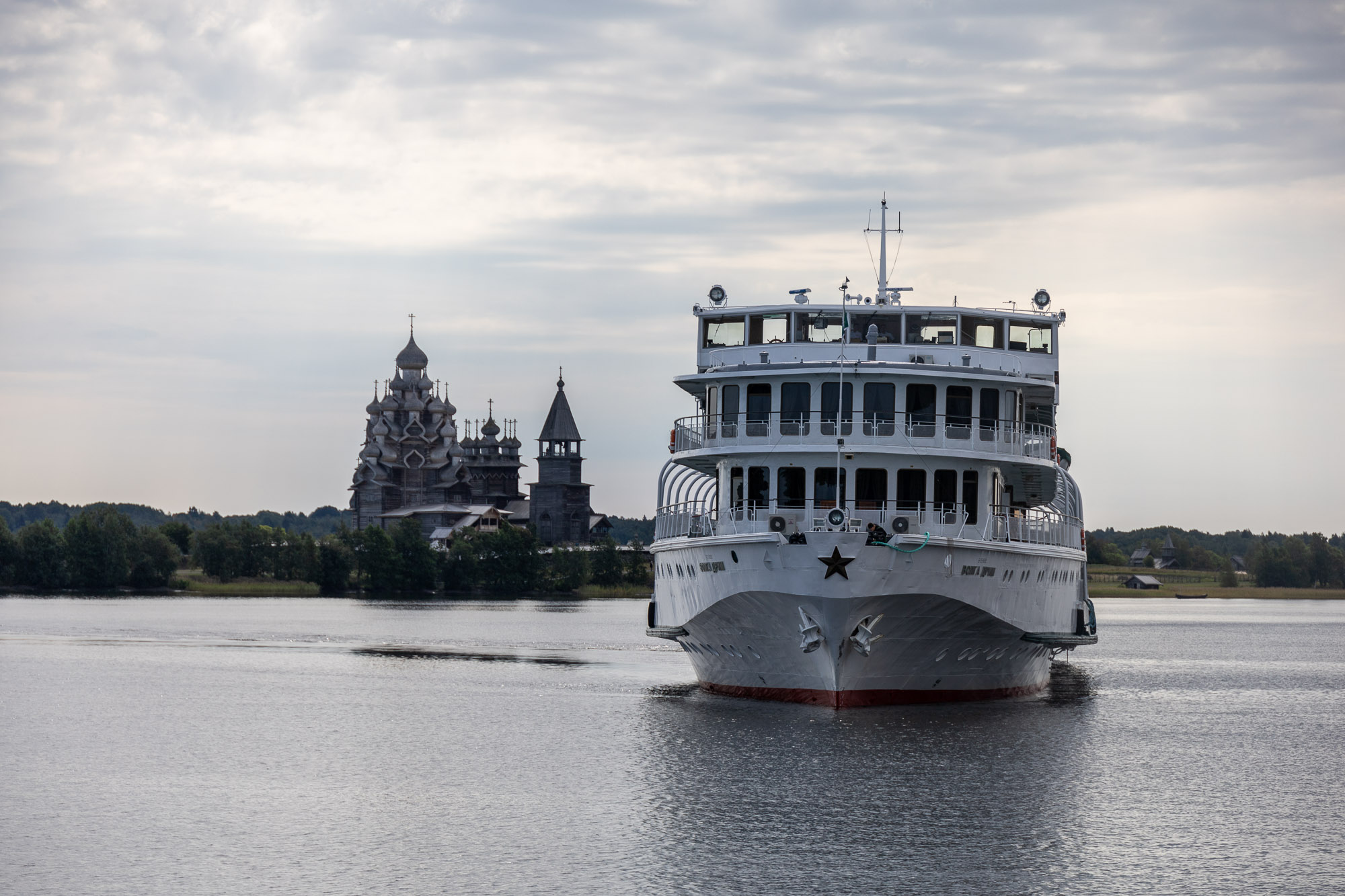Кижский погост и круизный лайнер Волга Дрим