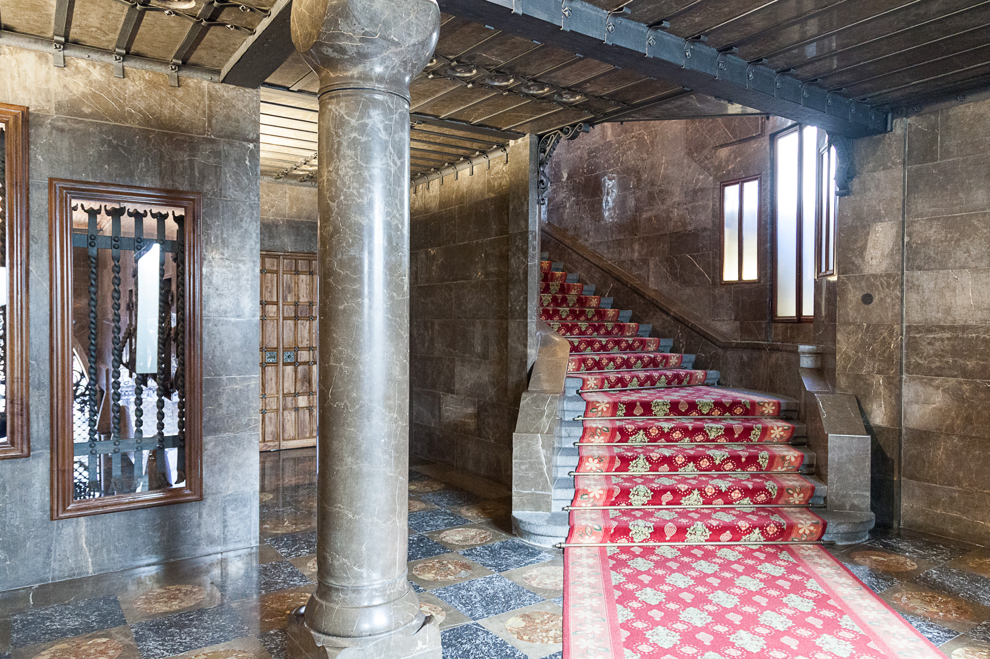 Интерьеры дворца Гуэля