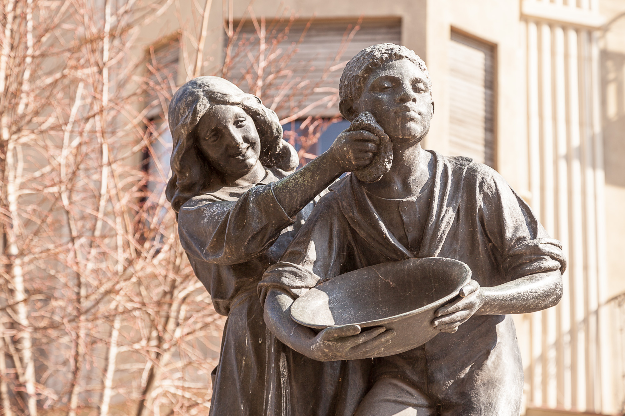 Скульптура с умывающими друг друга детьми